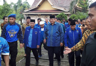 Disambut Gubri dan Ketua DPRD Riau, SBY Salat Jumat di Masjid Bandara SSK II